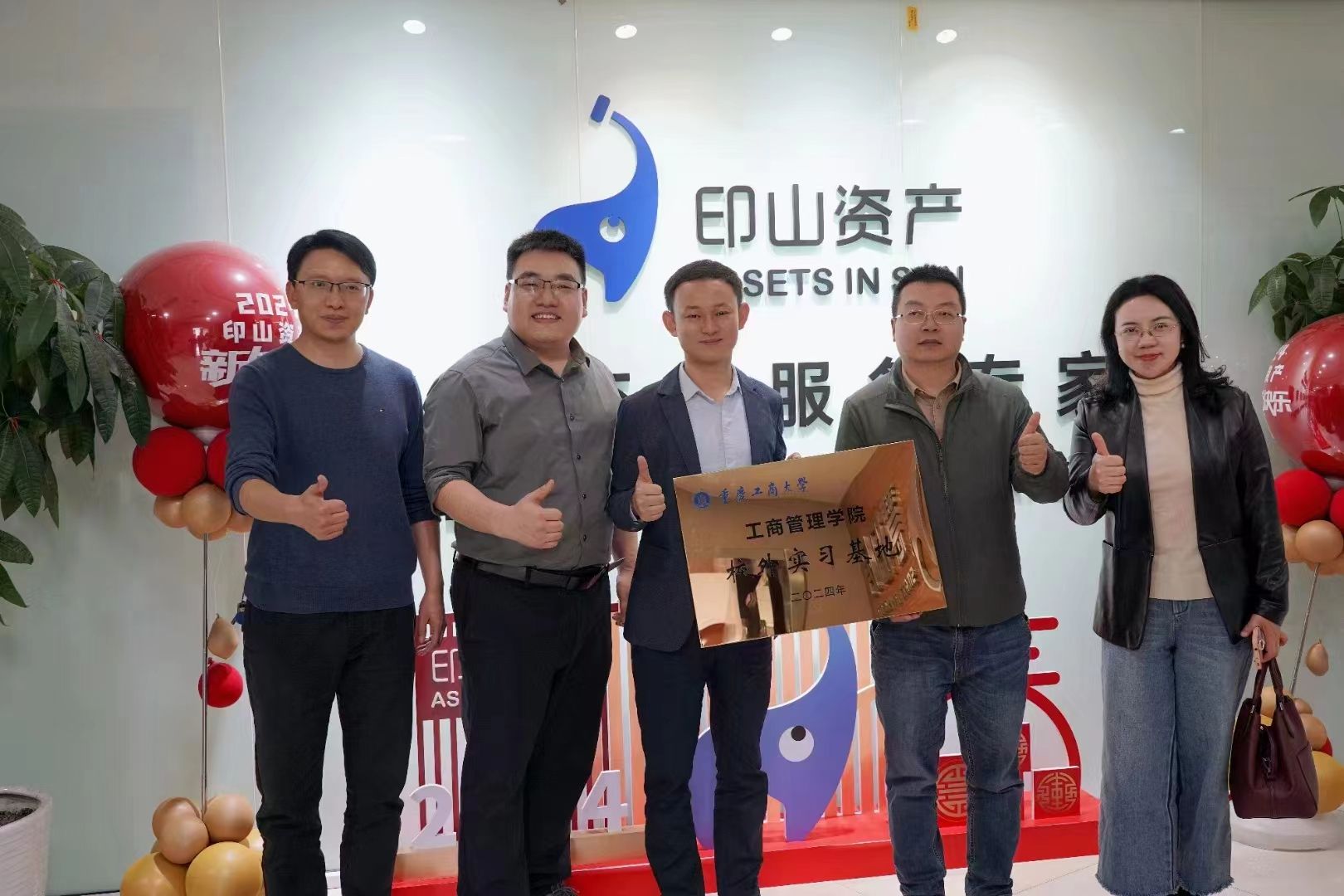 人们站在一起合影的一群人中度可信度描述已自动生成 人们站在一起合影的一群人中度可信度描述已自动生成